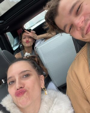 Lorena Comparato Instagram - Querida @vitoriastrada_, aqui é sua “mãe”, Lorena. Minha filha ainda to incrédula que você resolveu entrar no @bbb. Desde que vc foi confinada, Los Angeles pegou fogo e seu “pai” @arthurdeucher quase que teve que evacuar de casa, acredita? Muita coisa vai acontecer nesses 3 próximos meses - porque sim, agora que você entrou, que você ganhe essa bagaça. Se proteja, se segura, respira e não seja cancelada. Se você for, vai ser desherdada. To zuando minha ex-cunhada do coração! (Quer dizer, não sei, depende do que você fizer de m* la dentro). Vem que nosso Bond tá aqui torcendo por você!!! ARRASA!!! 🦩