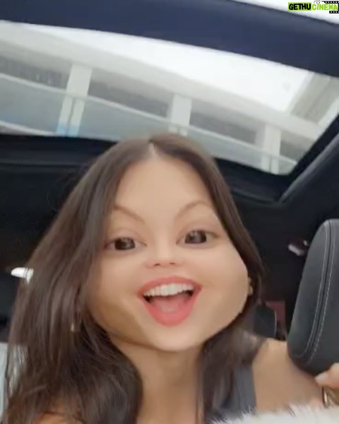 Lorena Comparato - 16.2K Likes - Querida @vitoriastrada_, aqui é sua “mãe”, Lorena. Minha filha ainda to incrédula que você resolveu entrar no @bbb. Desde que vc foi confinada, Los Angeles pegou fogo e seu “pai” @arthurdeucher quase que teve que evacuar de casa, acredita? Muita coisa vai acontecer nesses 3 próximos meses - porque sim, agora que você entrou, que você ganhe essa bagaça. Se proteja, se segura, respira e não seja cancelada. Se você for, vai ser desherdada. To zuando minha ex-cunhada do coração! (Quer dizer, não sei, depende do que você fizer de m* la dentro). Vem que nosso Bond tá aqui torcendo por você!!! ARRASA!!! 🦩