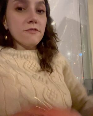 Lorena Comparato Instagram - Querida @vitoriastrada_, aqui é sua “mãe”, Lorena. Minha filha ainda to incrédula que você resolveu entrar no @bbb. Desde que vc foi confinada, Los Angeles pegou fogo e seu “pai” @arthurdeucher quase que teve que evacuar de casa, acredita? Muita coisa vai acontecer nesses 3 próximos meses - porque sim, agora que você entrou, que você ganhe essa bagaça. Se proteja, se segura, respira e não seja cancelada. Se você for, vai ser desherdada. To zuando minha ex-cunhada do coração! (Quer dizer, não sei, depende do que você fizer de m* la dentro). Vem que nosso Bond tá aqui torcendo por você!!! ARRASA!!! 🦩