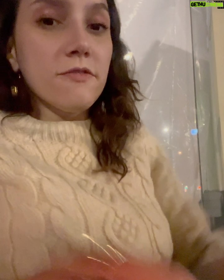 Lorena Comparato - 16.2K Likes - Querida @vitoriastrada_, aqui é sua “mãe”, Lorena. Minha filha ainda to incrédula que você resolveu entrar no @bbb. Desde que vc foi confinada, Los Angeles pegou fogo e seu “pai” @arthurdeucher quase que teve que evacuar de casa, acredita? Muita coisa vai acontecer nesses 3 próximos meses - porque sim, agora que você entrou, que você ganhe essa bagaça. Se proteja, se segura, respira e não seja cancelada. Se você for, vai ser desherdada. To zuando minha ex-cunhada do coração! (Quer dizer, não sei, depende do que você fizer de m* la dentro). Vem que nosso Bond tá aqui torcendo por você!!! ARRASA!!! 🦩