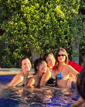 Lorena Comparato Instagram - Querida @vitoriastrada_, aqui é sua “mãe”, Lorena. Minha filha ainda to incrédula que você resolveu entrar no @bbb. Desde que vc foi confinada, Los Angeles pegou fogo e seu “pai” @arthurdeucher quase que teve que evacuar de casa, acredita? Muita coisa vai acontecer nesses 3 próximos meses - porque sim, agora que você entrou, que você ganhe essa bagaça. Se proteja, se segura, respira e não seja cancelada. Se você for, vai ser desherdada. To zuando minha ex-cunhada do coração! (Quer dizer, não sei, depende do que você fizer de m* la dentro). Vem que nosso Bond tá aqui torcendo por você!!! ARRASA!!! 🦩