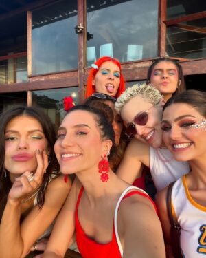 Lorena Comparato Instagram - Querida @vitoriastrada_, aqui é sua “mãe”, Lorena. Minha filha ainda to incrédula que você resolveu entrar no @bbb. Desde que vc foi confinada, Los Angeles pegou fogo e seu “pai” @arthurdeucher quase que teve que evacuar de casa, acredita? Muita coisa vai acontecer nesses 3 próximos meses - porque sim, agora que você entrou, que você ganhe essa bagaça. Se proteja, se segura, respira e não seja cancelada. Se você for, vai ser desherdada. To zuando minha ex-cunhada do coração! (Quer dizer, não sei, depende do que você fizer de m* la dentro). Vem que nosso Bond tá aqui torcendo por você!!! ARRASA!!! 🦩