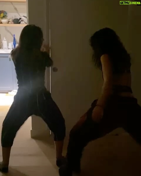 Lorena Comparato - 16.2K Likes - Querida @vitoriastrada_, aqui é sua “mãe”, Lorena. Minha filha ainda to incrédula que você resolveu entrar no @bbb. Desde que vc foi confinada, Los Angeles pegou fogo e seu “pai” @arthurdeucher quase que teve que evacuar de casa, acredita? Muita coisa vai acontecer nesses 3 próximos meses - porque sim, agora que você entrou, que você ganhe essa bagaça. Se proteja, se segura, respira e não seja cancelada. Se você for, vai ser desherdada. To zuando minha ex-cunhada do coração! (Quer dizer, não sei, depende do que você fizer de m* la dentro). Vem que nosso Bond tá aqui torcendo por você!!! ARRASA!!! 🦩