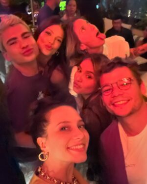 Lorena Comparato Instagram - Querida @vitoriastrada_, aqui é sua “mãe”, Lorena. Minha filha ainda to incrédula que você resolveu entrar no @bbb. Desde que vc foi confinada, Los Angeles pegou fogo e seu “pai” @arthurdeucher quase que teve que evacuar de casa, acredita? Muita coisa vai acontecer nesses 3 próximos meses - porque sim, agora que você entrou, que você ganhe essa bagaça. Se proteja, se segura, respira e não seja cancelada. Se você for, vai ser desherdada. To zuando minha ex-cunhada do coração! (Quer dizer, não sei, depende do que você fizer de m* la dentro). Vem que nosso Bond tá aqui torcendo por você!!! ARRASA!!! 🦩