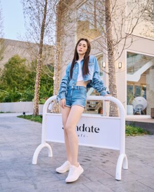 Lorene Ren Instagram - 年末有沒有很忙碌呀？
走在路上看到樹都裝上了燈
節日氣氛越來越濃厚
好期待呀😍

這幾天冷氣團來報到囉❄️
大家要記得注意保暖喔🥰

#SKECHERS #坐不住的年輕人 #ARCHFIT2 #SLIPINS #瞬穿鞋 #舒適