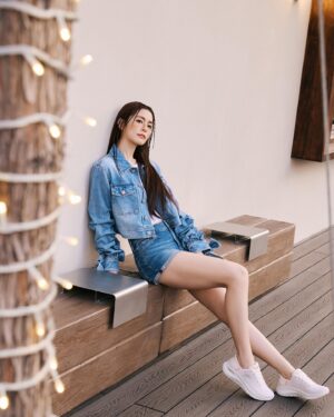 Lorene Ren Instagram - 年末有沒有很忙碌呀？
走在路上看到樹都裝上了燈
節日氣氛越來越濃厚
好期待呀😍

這幾天冷氣團來報到囉❄️
大家要記得注意保暖喔🥰

#SKECHERS #坐不住的年輕人 #ARCHFIT2 #SLIPINS #瞬穿鞋 #舒適