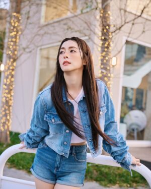 Lorene Ren Instagram - 終於打破三分鐘熱度的壞習慣
學會持續與堅持了🥳
在語言及投資領域的學習上
分別堅持了兩年及一年
到初日診所做飲食控制也將滿半年
算是有交出自己滿意的成績單💯

一直學習一直進步
心情是愉快
心靈是富足的❤️
同時又持續探索著不足與下一個目標
人生啊～～～～～
就在各種新鮮與嘗試中度過吧😆

make up｜ @jenny_lin_0418
make up assistant｜ @shanshan_liu_1019
hair｜ @xenterhuang
photo｜ @sunshinestudio09
outfit｜ @aliceandolivia @aliceandolivia_tw
driver｜ #與眾不同