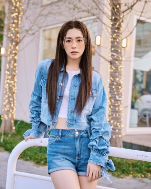 Lorene Ren Instagram - 終於打破三分鐘熱度的壞習慣
學會持續與堅持了🥳
在語言及投資領域的學習上
分別堅持了兩年及一年
到初日診所做飲食控制也將滿半年
算是有交出自己滿意的成績單💯

一直學習一直進步
心情是愉快
心靈是富足的❤️
同時又持續探索著不足與下一個目標
人生啊～～～～～
就在各種新鮮與嘗試中度過吧😆

make up｜ @jenny_lin_0418
make up assistant｜ @shanshan_liu_1019
hair｜ @xenterhuang
photo｜ @sunshinestudio09
outfit｜ @aliceandolivia @aliceandolivia_tw
driver｜ #與眾不同