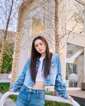 Lorene Ren Instagram - 終於打破三分鐘熱度的壞習慣
學會持續與堅持了🥳
在語言及投資領域的學習上
分別堅持了兩年及一年
到初日診所做飲食控制也將滿半年
算是有交出自己滿意的成績單💯

一直學習一直進步
心情是愉快
心靈是富足的❤️
同時又持續探索著不足與下一個目標
人生啊～～～～～
就在各種新鮮與嘗試中度過吧😆

make up｜ @jenny_lin_0418
make up assistant｜ @shanshan_liu_1019
hair｜ @xenterhuang
photo｜ @sunshinestudio09
outfit｜ @aliceandolivia @aliceandolivia_tw
driver｜ #與眾不同