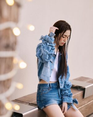 Lorene Ren Instagram - 終於打破三分鐘熱度的壞習慣
學會持續與堅持了🥳
在語言及投資領域的學習上
分別堅持了兩年及一年
到初日診所做飲食控制也將滿半年
算是有交出自己滿意的成績單💯

一直學習一直進步
心情是愉快
心靈是富足的❤️
同時又持續探索著不足與下一個目標
人生啊～～～～～
就在各種新鮮與嘗試中度過吧😆

make up｜ @jenny_lin_0418
make up assistant｜ @shanshan_liu_1019
hair｜ @xenterhuang
photo｜ @sunshinestudio09
outfit｜ @aliceandolivia @aliceandolivia_tw
driver｜ #與眾不同