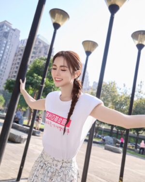 Lorene Ren Instagram - 12⽉3⽇是國際身⼼障礙者⽇
邀請大家⽤更多的愛、包容與耐心
一起打造充滿溫暖的社會唷🥰

很開心再次受邀擔任瑪利亞公益大使
看著青年們滿是才華的創作
這次我也試著在衣服上改造了一下
這樣的小巧思不知道大家覺得好看嗎😝

推薦給大家瑪利亞的快樂襪，這個特別又有意義的聖誕禮盒，我們一起穿好襪做好事，把愛傳下去🎁

@merryyoungsocks
make up｜ @jenny_lin_0418
make up assistant｜ @shanshan_liu_1019
hair｜ @xenterhuang
photo｜ @sunshinestudio09
skirt｜ @aliceandolivia @aliceandolivia_tw
heels｜ @louboutinworld
driver｜ #與眾不同