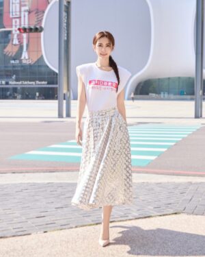 Lorene Ren Instagram - 12⽉3⽇是國際身⼼障礙者⽇
邀請大家⽤更多的愛、包容與耐心
一起打造充滿溫暖的社會唷🥰

很開心再次受邀擔任瑪利亞公益大使
看著青年們滿是才華的創作
這次我也試著在衣服上改造了一下
這樣的小巧思不知道大家覺得好看嗎😝

推薦給大家瑪利亞的快樂襪，這個特別又有意義的聖誕禮盒，我們一起穿好襪做好事，把愛傳下去🎁

@merryyoungsocks
make up｜ @jenny_lin_0418
make up assistant｜ @shanshan_liu_1019
hair｜ @xenterhuang
photo｜ @sunshinestudio09
skirt｜ @aliceandolivia @aliceandolivia_tw
heels｜ @louboutinworld
driver｜ #與眾不同