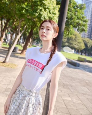 Lorene Ren Instagram - 12⽉3⽇是國際身⼼障礙者⽇
邀請大家⽤更多的愛、包容與耐心
一起打造充滿溫暖的社會唷🥰

很開心再次受邀擔任瑪利亞公益大使
看著青年們滿是才華的創作
這次我也試著在衣服上改造了一下
這樣的小巧思不知道大家覺得好看嗎😝

推薦給大家瑪利亞的快樂襪，這個特別又有意義的聖誕禮盒，我們一起穿好襪做好事，把愛傳下去🎁

@merryyoungsocks
make up｜ @jenny_lin_0418
make up assistant｜ @shanshan_liu_1019
hair｜ @xenterhuang
photo｜ @sunshinestudio09
skirt｜ @aliceandolivia @aliceandolivia_tw
heels｜ @louboutinworld
driver｜ #與眾不同