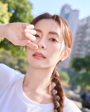 Lorene Ren Instagram - 12⽉3⽇是國際身⼼障礙者⽇
邀請大家⽤更多的愛、包容與耐心
一起打造充滿溫暖的社會唷🥰

很開心再次受邀擔任瑪利亞公益大使
看著青年們滿是才華的創作
這次我也試著在衣服上改造了一下
這樣的小巧思不知道大家覺得好看嗎😝

推薦給大家瑪利亞的快樂襪，這個特別又有意義的聖誕禮盒，我們一起穿好襪做好事，把愛傳下去🎁

@merryyoungsocks
make up｜ @jenny_lin_0418
make up assistant｜ @shanshan_liu_1019
hair｜ @xenterhuang
photo｜ @sunshinestudio09
skirt｜ @aliceandolivia @aliceandolivia_tw
heels｜ @louboutinworld
driver｜ #與眾不同