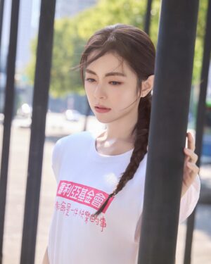 Lorene Ren Instagram - 12⽉3⽇是國際身⼼障礙者⽇
邀請大家⽤更多的愛、包容與耐心
一起打造充滿溫暖的社會唷🥰

很開心再次受邀擔任瑪利亞公益大使
看著青年們滿是才華的創作
這次我也試著在衣服上改造了一下
這樣的小巧思不知道大家覺得好看嗎😝

推薦給大家瑪利亞的快樂襪，這個特別又有意義的聖誕禮盒，我們一起穿好襪做好事，把愛傳下去🎁

@merryyoungsocks
make up｜ @jenny_lin_0418
make up assistant｜ @shanshan_liu_1019
hair｜ @xenterhuang
photo｜ @sunshinestudio09
skirt｜ @aliceandolivia @aliceandolivia_tw
heels｜ @louboutinworld
driver｜ #與眾不同