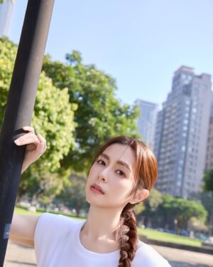 Lorene Ren Instagram - 12⽉3⽇是國際身⼼障礙者⽇
邀請大家⽤更多的愛、包容與耐心
一起打造充滿溫暖的社會唷🥰

很開心再次受邀擔任瑪利亞公益大使
看著青年們滿是才華的創作
這次我也試著在衣服上改造了一下
這樣的小巧思不知道大家覺得好看嗎😝

推薦給大家瑪利亞的快樂襪，這個特別又有意義的聖誕禮盒，我們一起穿好襪做好事，把愛傳下去🎁

@merryyoungsocks
make up｜ @jenny_lin_0418
make up assistant｜ @shanshan_liu_1019
hair｜ @xenterhuang
photo｜ @sunshinestudio09
skirt｜ @aliceandolivia @aliceandolivia_tw
heels｜ @louboutinworld
driver｜ #與眾不同