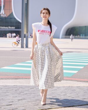Lorene Ren Instagram - 12⽉3⽇是國際身⼼障礙者⽇
邀請大家⽤更多的愛、包容與耐心
一起打造充滿溫暖的社會唷🥰

很開心再次受邀擔任瑪利亞公益大使
看著青年們滿是才華的創作
這次我也試著在衣服上改造了一下
這樣的小巧思不知道大家覺得好看嗎😝

推薦給大家瑪利亞的快樂襪，這個特別又有意義的聖誕禮盒，我們一起穿好襪做好事，把愛傳下去🎁

@merryyoungsocks
make up｜ @jenny_lin_0418
make up assistant｜ @shanshan_liu_1019
hair｜ @xenterhuang
photo｜ @sunshinestudio09
skirt｜ @aliceandolivia @aliceandolivia_tw
heels｜ @louboutinworld
driver｜ #與眾不同