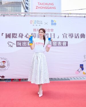Lorene Ren Instagram - 12⽉3⽇是國際身⼼障礙者⽇
邀請大家⽤更多的愛、包容與耐心
一起打造充滿溫暖的社會唷🥰

很開心再次受邀擔任瑪利亞公益大使
看著青年們滿是才華的創作
這次我也試著在衣服上改造了一下
這樣的小巧思不知道大家覺得好看嗎😝

推薦給大家瑪利亞的快樂襪，這個特別又有意義的聖誕禮盒，我們一起穿好襪做好事，把愛傳下去🎁

@merryyoungsocks
make up｜ @jenny_lin_0418
make up assistant｜ @shanshan_liu_1019
hair｜ @xenterhuang
photo｜ @sunshinestudio09
skirt｜ @aliceandolivia @aliceandolivia_tw
heels｜ @louboutinworld
driver｜ #與眾不同