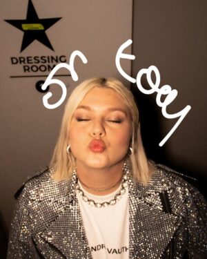 Louane Emera Instagram - 2024 et mes milles couleurs de cheveux. Va voir la dernière slide si tu veux voir par quoi je suis passée pour enlever le rouge ptdr ♥️