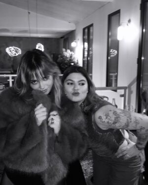 Louane Emera Instagram - 2024 et mes milles couleurs de cheveux. Va voir la dernière slide si tu veux voir par quoi je suis passée pour enlever le rouge ptdr ♥️