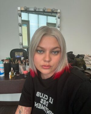 Louane Emera Instagram - 2024 et mes milles couleurs de cheveux. Va voir la dernière slide si tu veux voir par quoi je suis passée pour enlever le rouge ptdr ♥️