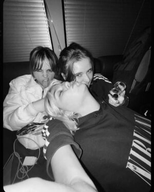 Louane Emera Instagram - 2024 et mes milles couleurs de cheveux. Va voir la dernière slide si tu veux voir par quoi je suis passée pour enlever le rouge ptdr ♥️