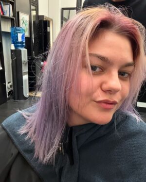 Louane Emera Instagram - 2024 et mes milles couleurs de cheveux. Va voir la dernière slide si tu veux voir par quoi je suis passée pour enlever le rouge ptdr ♥️