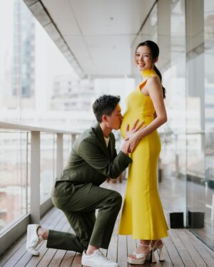 Louisa Mak Instagram - 懷孕是一段瘋狂又美妙的旅程——雖然，有時候也伴隨著一些讓人哭笑不得的情況。本來想穿一個燦爛的顏色，寓意寶寶將來能成為別人的陽光，出來的效果卻驚喜地像奶龍😂

從社交媒體上看到好多別人美麗的孕照、對 “Amazing Pregnancy Journey” 的感歎… 但 “Amazing” 背後是很多的不安與不適；由fatigue、腸胃不適（原來不止於孕吐），到身形、體重、行動力的變化，到脫髮、波動的情緒——這些都是美麗的孕照上看不到的。有些日子我會覺得自己光芒四射、充滿力量，而有些日子…… 我覺得自己像一粒會行走的M&M。

幸運的我有家人無盡的愛錫和關懷；老公更是每天「um住良心」誇我漂亮。既然如此，就讓我繼續show off這時間限定的M&M身形吧！相信這一切都會成為我人生中值得回味的時光~

#pregnancyjourney