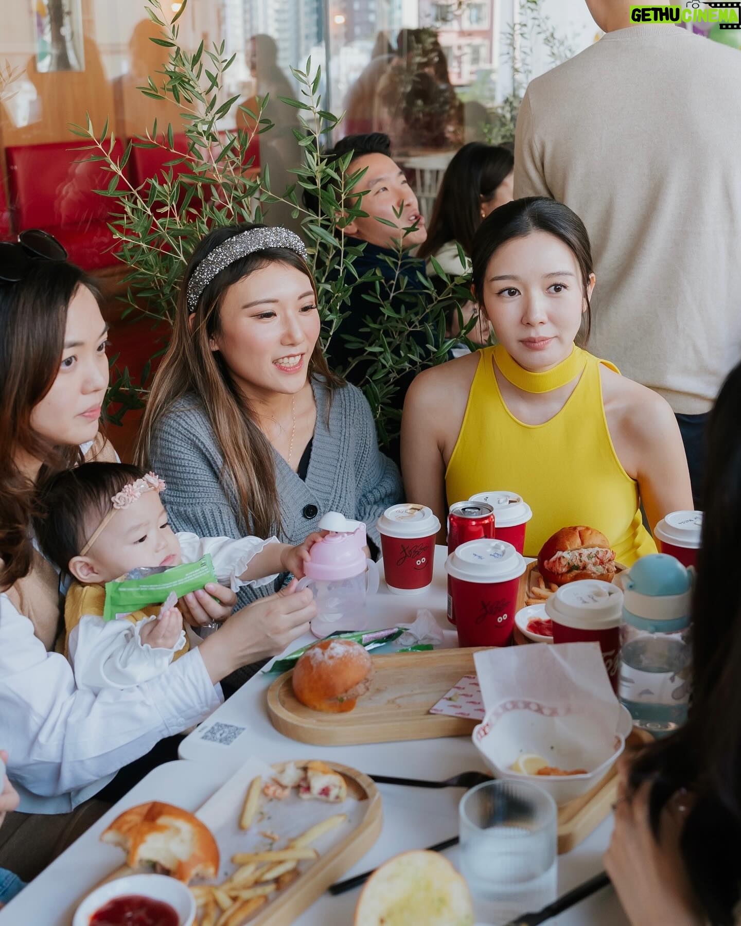 Louisa Mak - 16.9K Likes - 生日party暨baby shower —— 因為成為媽媽,從學會multitasking開始!
自從6個多月之前,人生再也不只是屬於自己了。不過能健健康康地和這個小生命一起分享歡樂時刻,已經是最好的生日禮物。
感謝各位uncle auntie的厚愛,還幫忙提議了名字😂 。從創意角度,暫時盛裝跑出! @keithshing_
***
Birthday party cum baby shower—because being a mum starts with mastering the art of multitasking! 😂
Since 6 months ago, my life no longer belongs to just me. But honestly, sharing happiness with this little human is the best birthday gift I could ask for.
Thank you to uncles and aunties for your shower of love (and for making me feel like a queen for the day—before the real boss arrives 😅). Feeling so blessed. Here’s to celebrating life, love, and the chaos ahead!
#BirthdayBabyShower #multitaskingmum #happybirthday #又大一歲
Cake @ladymhk | Hair @carmanngaihair | Makeup @ki.neks_ho | Photos @humphreygor