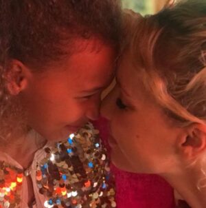 Luciana Abreu Instagram - Hoje é dia de festa 🎉 os anjos cantaram há 14 anos… nasceu a Lyonce.🙏🏼
Que a vida te permita continuar a chorar sempre de alegria, minha filha.♥️