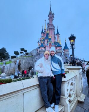 Lucy Bronze Instagram - Joyeux Noël 🎀 @disneylandparis