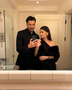 Lufy Instagram - une nouvelle année de fous rires qui commence 🖤 happy 2025 from us to you ✨