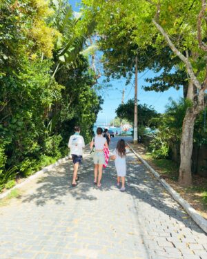Luz Valdivieso Instagram - 🏖️☀️ ❤️ Qué lindo es compartir estos días juntos. Mis hijos y mi papá disfrutando. 
Qué mejor Navidad!? 

Patitas chuecas mi guagua!! 🥰 En el video final.. 

#maríadelosrayos 
#marcialdelostruenos 
#lucíadepanguipulli