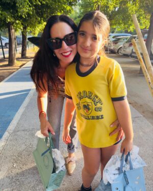 Luz Valdivieso Instagram - Tan orgullosa de ti! 🥰 pasas a 3º básico con excelente promedio, mi amor, qué cosa más maravillosa ser tu mamá, te amo infinito ♾️ 

#LucíaDePanguipulli