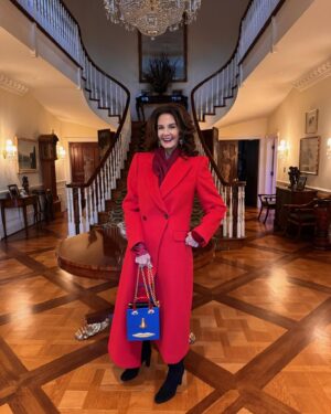 Lynda Carter Instagram - I’m reflecting on yesterday’s holiday and how grateful I am. I’m grateful and thankful today (Friday) to be alive!
I thank my children, extended family and & great friends —also virtual hugs! You keep me going.🫶
To all— I send my good wishes for health and safety.
Love,
Lynda