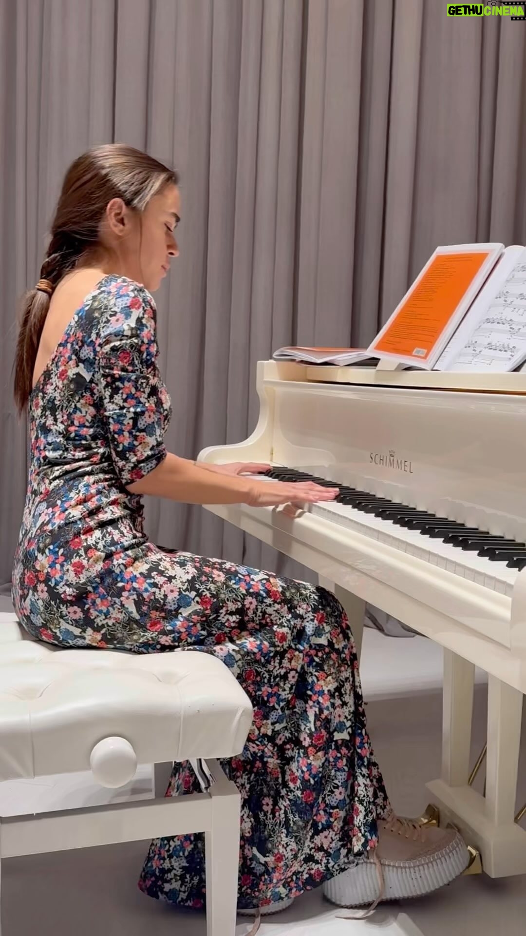 Lyubov Uspenskaya - 12.9K Likes - У меня сегодня выходной. И как приятно отдыхать под музыку,когда моя Танечка играет для меня на фортепиано,особенно Шопена 🫶