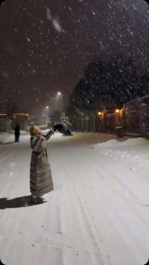 Lyubov Uspenskaya Instagram - Сегодня  такая прекрасная суббота!Снег окутал все вокруг.Поздравляю всех с наступлением зимы.Желаю каждому из вас праздничного настроения и волшебства !Что бы доброта,тепло и уют окружали вас со всех сторон .Что бы все задуманное исполнилось и души наполнились умиротворением и радостью.Ваша Люба ❤️