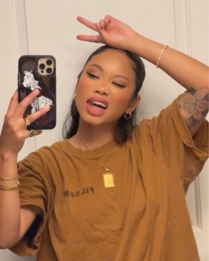 MK xyz Instagram - All gold everything baby 🥂