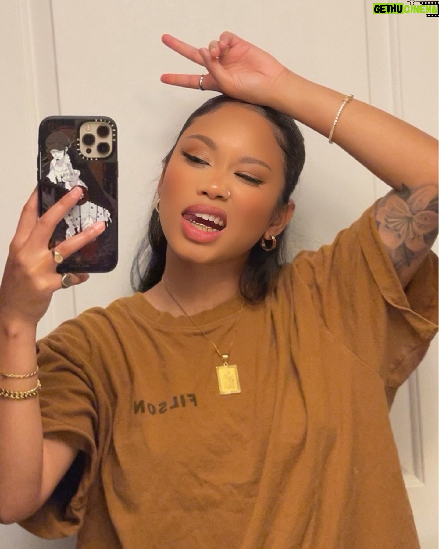 MK xyz - 5.9K Likes - All gold everything baby 🥂