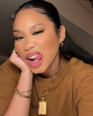 MK xyz Instagram - All gold everything baby 🥂