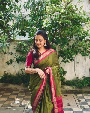 Maanasi G Kannan Instagram - In my chamathu girl phase 🌚❤️

#maanasi #maanasisupersinger #saree #sareegirl