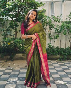 Maanasi G Kannan Instagram - In my chamathu girl phase 🌚❤️

#maanasi #maanasisupersinger #saree #sareegirl