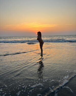 Maanvi Gagroo Instagram - Last sunset of 2024 🥂
Looking back with gratitude, looking forward with hope 🥰🤍
Have a great #newyearseve 🤗🤗
#bye2024 #sunset2024☀️