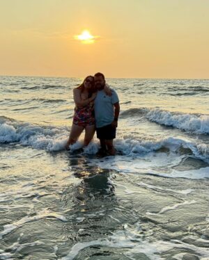 Maanvi Gagroo Instagram - Last sunset of 2024 🥂
Looking back with gratitude, looking forward with hope 🥰🤍
Have a great #newyearseve 🤗🤗
#bye2024 #sunset2024☀️