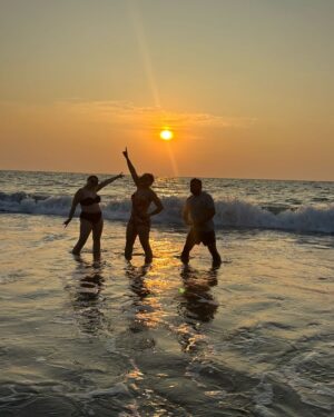 Maanvi Gagroo Instagram - Last sunset of 2024 🥂
Looking back with gratitude, looking forward with hope 🥰🤍
Have a great #newyearseve 🤗🤗
#bye2024 #sunset2024☀️
