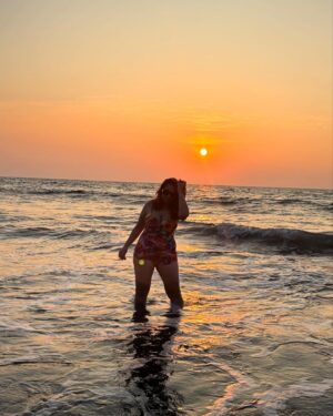Maanvi Gagroo Instagram - Last sunset of 2024 🥂
Looking back with gratitude, looking forward with hope 🥰🤍
Have a great #newyearseve 🤗🤗
#bye2024 #sunset2024☀️