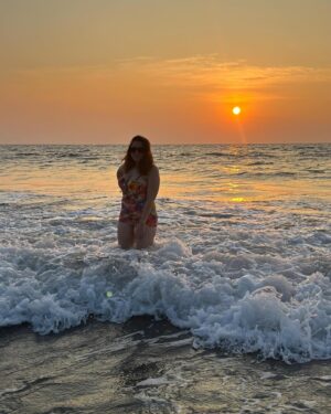 Maanvi Gagroo Instagram - Last sunset of 2024 🥂
Looking back with gratitude, looking forward with hope 🥰🤍
Have a great #newyearseve 🤗🤗
#bye2024 #sunset2024☀️