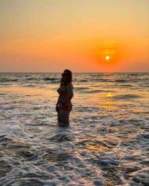 Maanvi Gagroo Instagram - Last sunset of 2024 🥂
Looking back with gratitude, looking forward with hope 🥰🤍
Have a great #newyearseve 🤗🤗
#bye2024 #sunset2024☀️