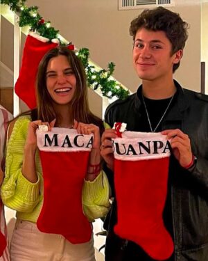 Macarena Achaga Instagram - feliz navidad (2024 - 2021) 🎁
si, este año @juanpa eligió los outfits (y la música) 🎄
de nuestra fam para la suya, les deseamos lo mejor 🫶