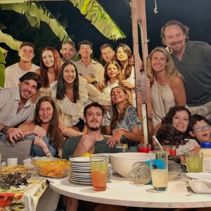 Macarena Tondreau Instagram - Gracias 2024 por seguir enseñándome que el amor tiene distintas formas y caras….Fue un año lleno de emociones. La llegada de nuestro Clementito, @gianpierosampieri y @v___t___m comenzaron su nuevo camino como padres increíbles y nosotros con @alfalonxo como abuelos babosos y pollos cada día más enamorados y partners. La @martisampieri.t cada día más feliz y tremenda 
mujer…acompañada de su @diegovalenzuela11 que ya es uno más de nosotros La #celestealonsotondreau entrando en una nueva etapa y siempre llenándonos de amor y sonrisas. 
Los primos uruguayos con quienes partimos cada año nuevo con esos abrazos infaltables y mi familia Chilena que después de algunos sustos que tuvimos…siguen firmes avanzando con todo. 
Y mis amigos que hoy ya son familia. Podría pedir algo más? De verdad tengo todo lo que siempre soñé…Gracias, mil gracias
Vamos 2025…. Te espero con los brazos abiertos….❤️